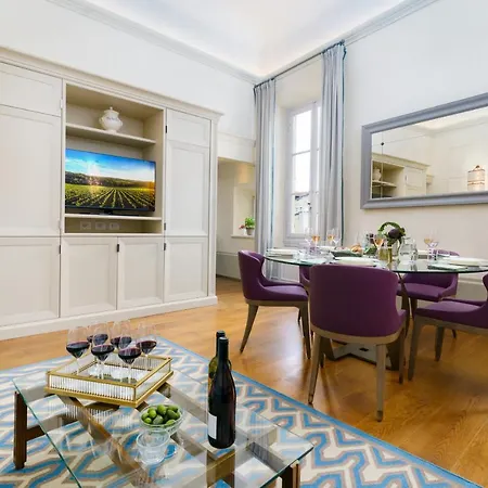 Donna Lipsi - La Dimora Degli Affreschi Apartment Florence